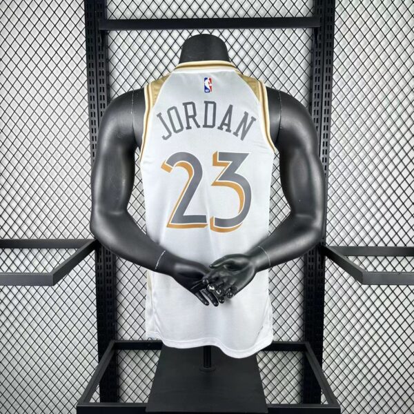 856b5e8f Camiseta Regata Basquete NBA Chicago Bulls 23 Jordan City Edition 2025 Branco Nike - Imagem 11