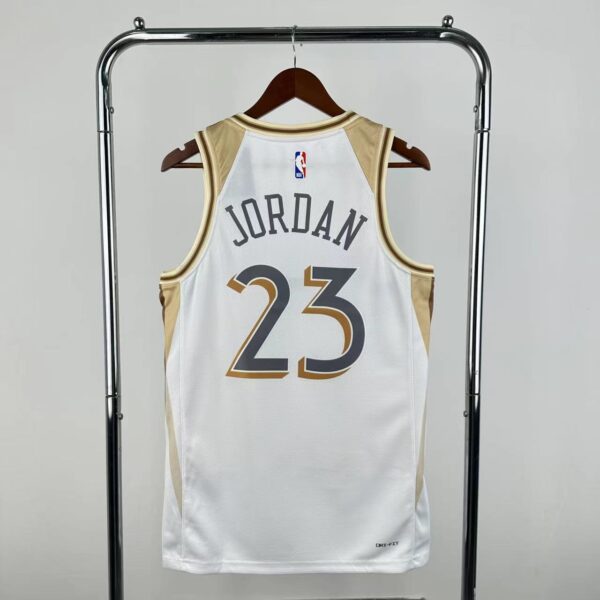 92adaa51 Camiseta Regata Basquete NBA Chicago Bulls 23 Jordan City Edition 2025 Branco Nike - Imagem 13