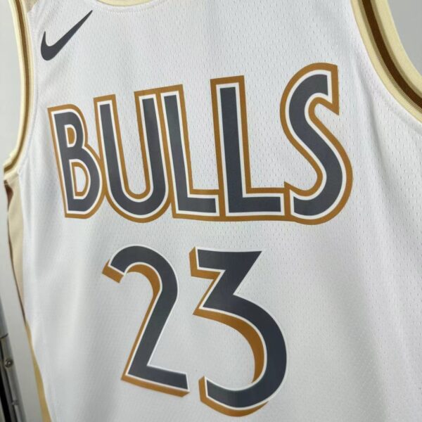 9b63e477 Camiseta Regata Basquete NBA Chicago Bulls 23 Jordan City Edition 2025 Branco Nike - Imagem 4