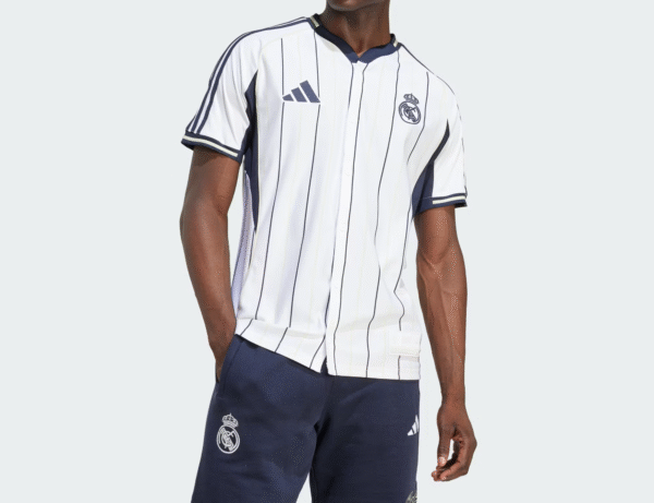 Camisa_Real_Madrid_US_Pack_Branco_JN3073_21_model Camisa Real Madrid Baseball US Pack 2025/26 Adidas Branco - Imagem 6