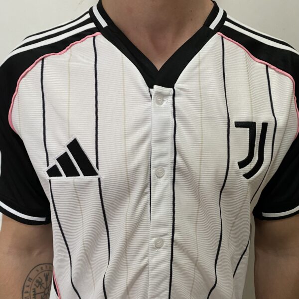 IMG_5696 Camisa Juventus Baseball US Pack 2025/26 Adidas Branco - Imagem 2
