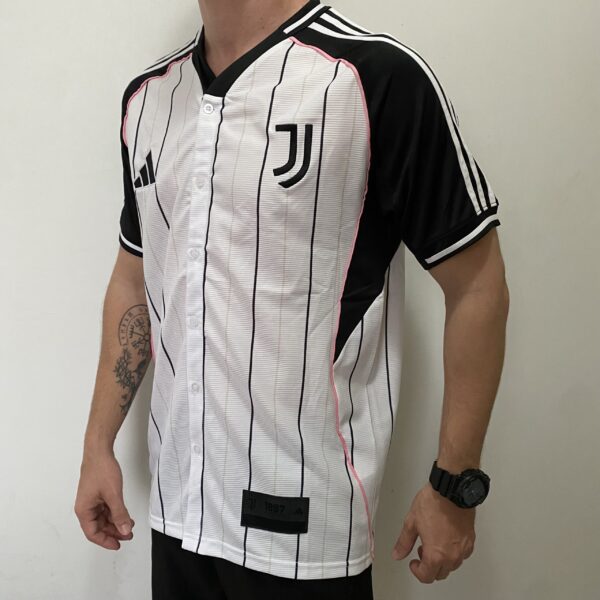 IMG_5705 Camisa Juventus Baseball US Pack 2025/26 Adidas Branco - Imagem 8