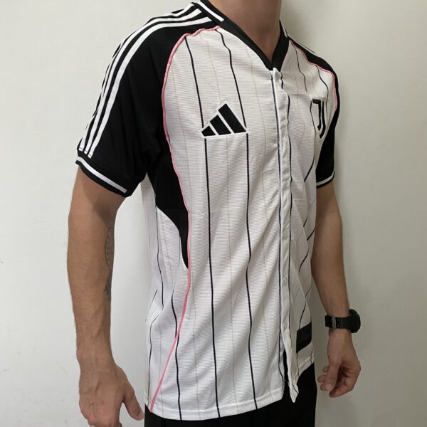 IMG_5706 Camisa Juventus Baseball US Pack 2025/26 Adidas Branco - Imagem 9