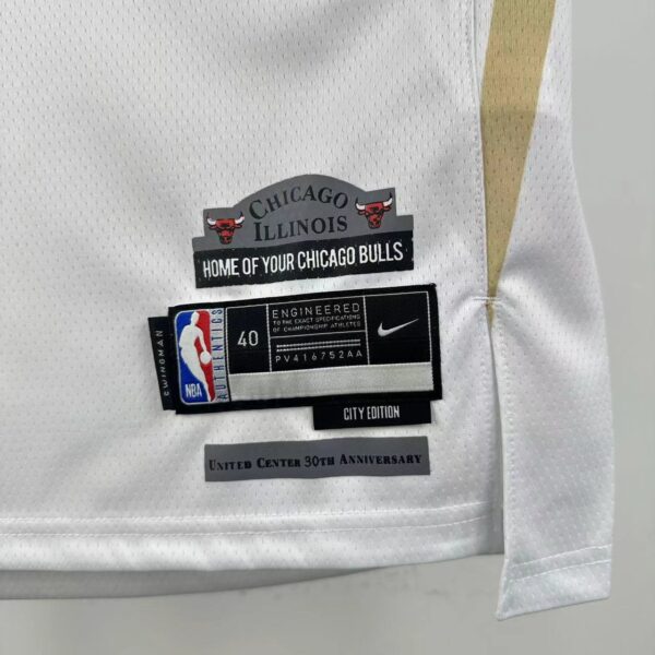 abbaed1d Camiseta Regata Basquete NBA Chicago Bulls 23 Jordan City Edition 2025 Branco Nike - Imagem 5