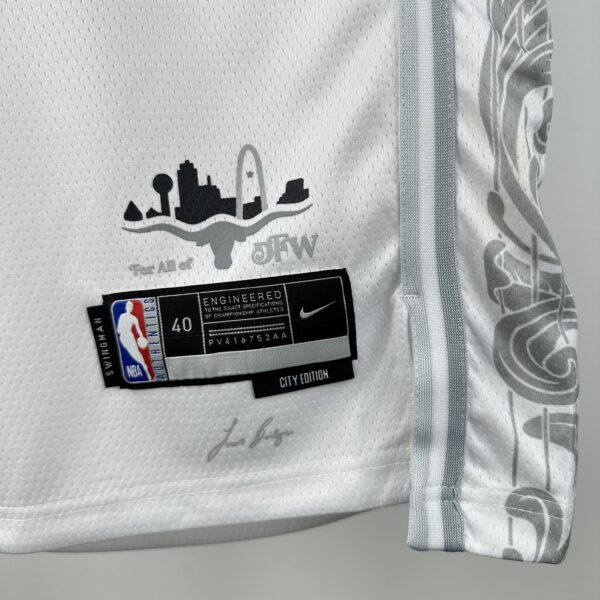 b8ea7bbb Camiseta Regata NBA Dallas Mavericks 32 Flagg City Edition Branca 2025 Nike - Imagem 5