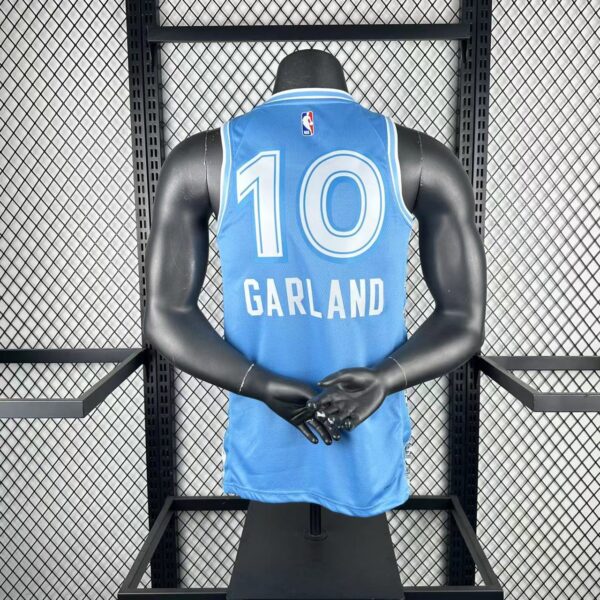 c5d615e4 Camiseta Regata NBA Cleveland Cavaliers 10 Garland City Edition 2025 Azul Nike - Imagem 2