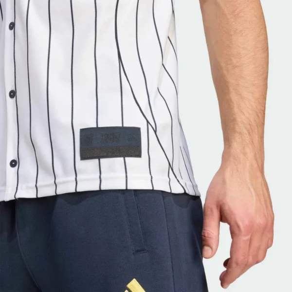 camisa-boca-juniors-us-pack-basebol-branca-botoes-2025-1 Camisa Manchester United Baseball US Pack 2025/26 Branca Adidas - Imagem 4