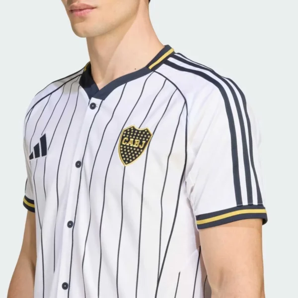 camisa-boca-juniors-us-pack-basebol-branca-botoes-2025-2 Camisa Manchester United Baseball US Pack 2025/26 Branca Adidas - Imagem 2