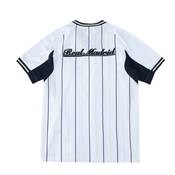 camisa-especial-real-madrid-2526-i-gola-polo-i-design-mlb-i-vinicius-jr-1-dd509cb8942f3314bf17527125862642-1024-1024 Camisa Real Madrid Baseball US Pack 2025/26 Adidas Branco - Imagem 11