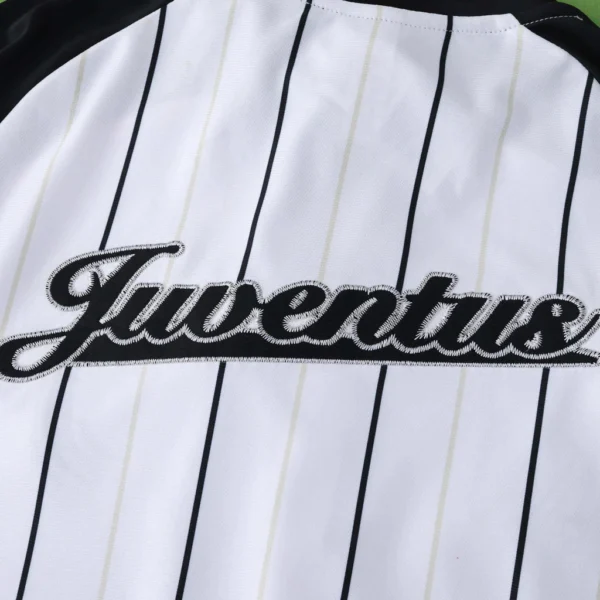 camisa-juventus-baseball-preta-e-branca-2025-com-estilo-mlb-18-1ba4fb79f01e3b798117527151924168-1024-1024 Camisa Juventus Baseball US Pack 2025/26 Adidas Branco - Imagem 22