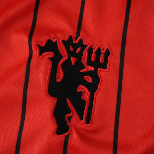 camisa-real-madrid-us-pack-2025-2026-com-escudo-bordado-e-tecido-dry-fit-estilo-urbano-edicao-limitada-tevo-sports-17-42e7116d9eeb759d3617527133697087-1024-1024 Camisa Manchester United Baseball US Pack 2025/26 Vermelha Adidas - Imagem 2