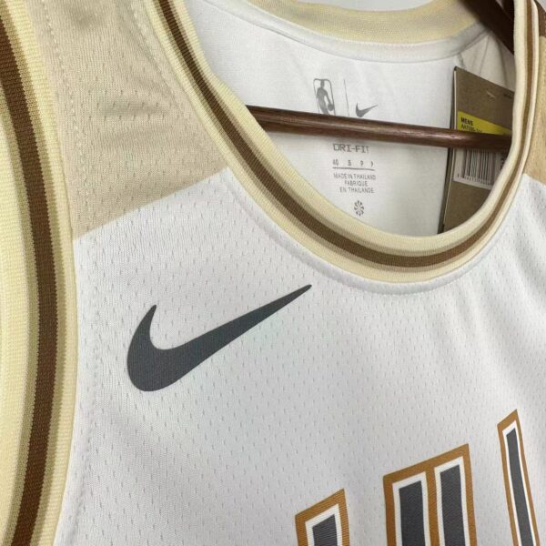 e47ec172 Camiseta Regata Basquete NBA Chicago Bulls 23 Jordan City Edition 2025 Branco Nike - Imagem 3
