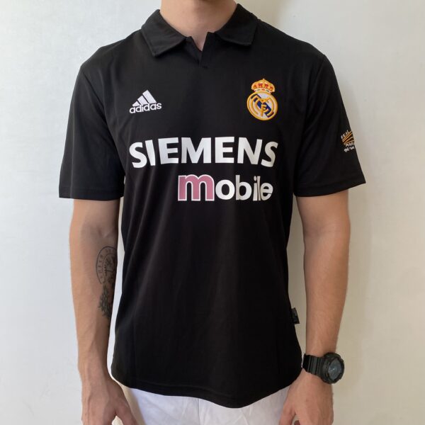 2025-08-18 16.32.19 Camisa Retrô Real Madrid Away 2002/2003 Adidas Preta - Imagem 1