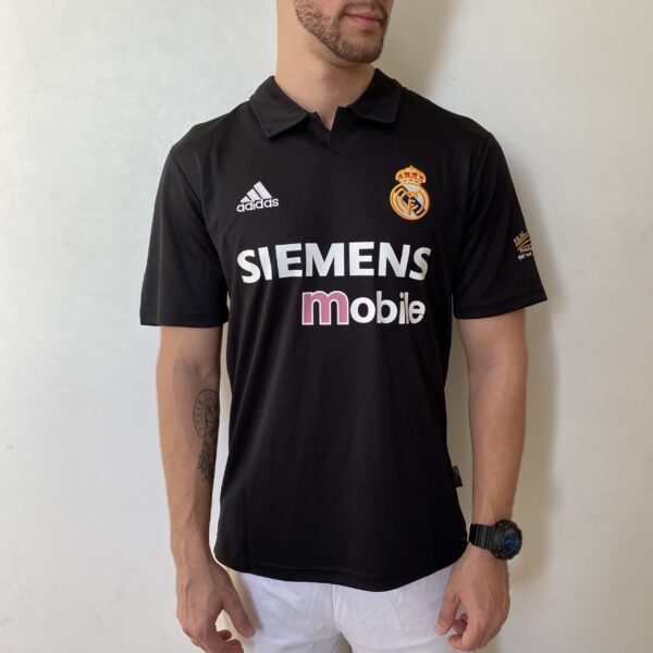 2025-08-18 16.32.28 Camisa Retrô Real Madrid Away Ronaldo 11 - 2002/2003 Adidas Preta - Imagem 2