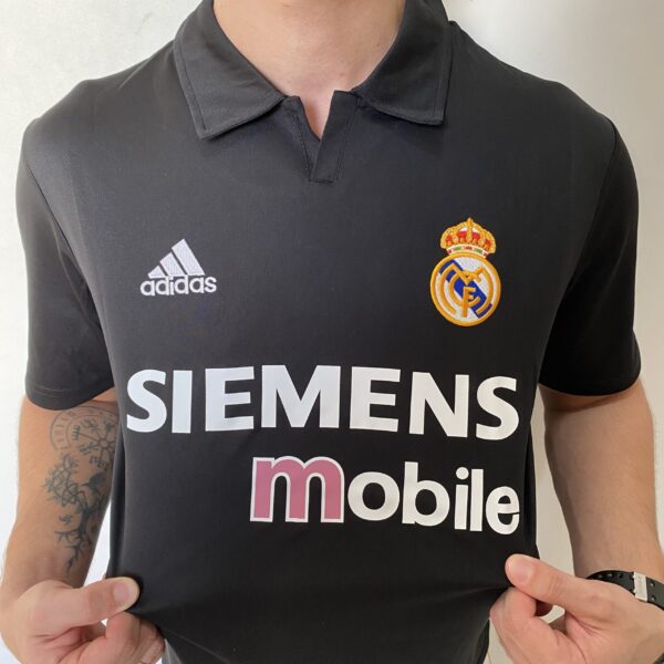 2025-08-18 16.34.12 Camisa Retrô Real Madrid Away Ronaldo 11 - 2002/2003 Adidas Preta - Imagem 9