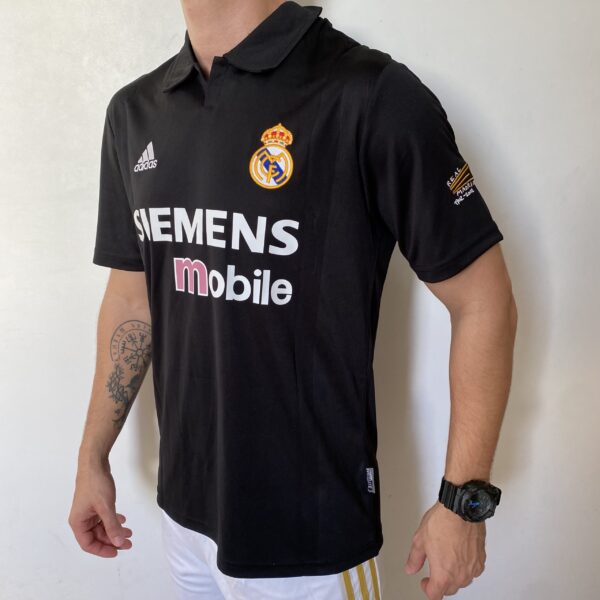 2025-08-18 16.34.38 Camisa Retrô Real Madrid Away Ronaldo 11 - 2002/2003 Adidas Preta - Imagem 11