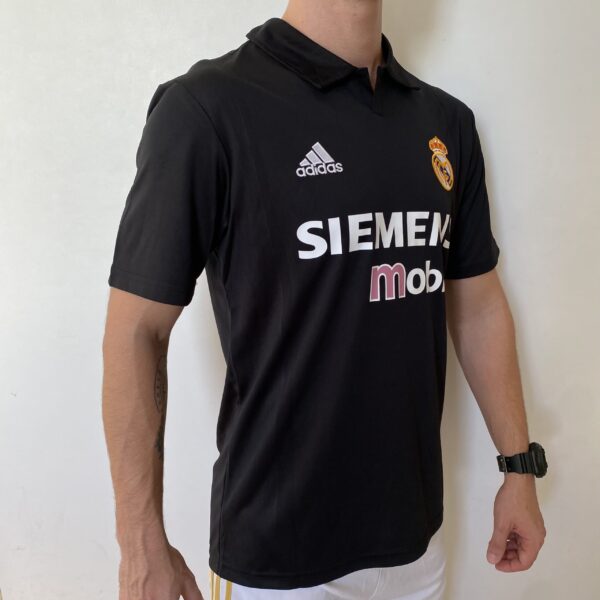 2025-08-18 16.34.52 Camisa Retrô Real Madrid Away Ronaldo 11 - 2002/2003 Adidas Preta - Imagem 12
