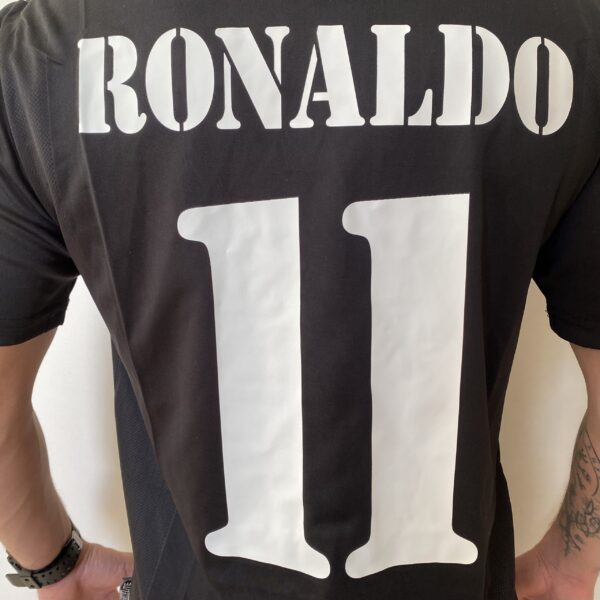 2025-08-18 16.38.36 Camisa Retrô Real Madrid Away Ronaldo 11 - 2002/2003 Adidas Preta - Imagem 4