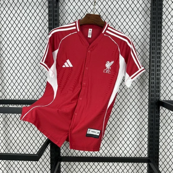 2025080522133543-8463a629b8da7021a117545072377132-1024-1024 Camisa Liverpool Baseball US Pack 2025/26 Vermelha Adidas - Imagem 1