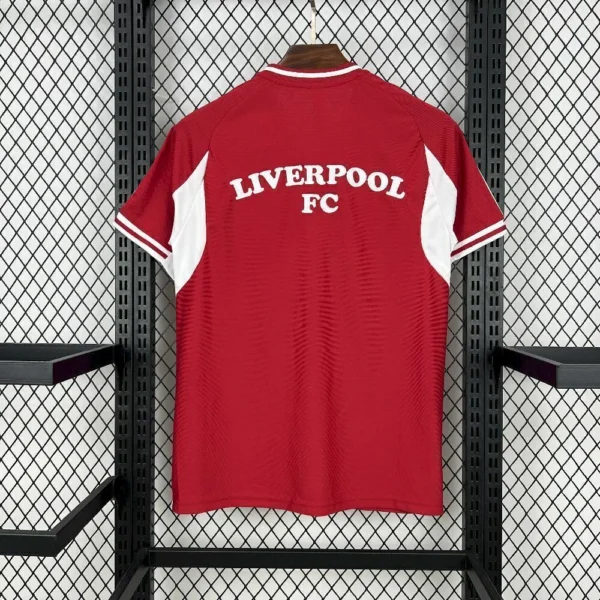 2025080522134167-fd0e9c2c3b81d0963017545072375798-1024-1024 Camisa Liverpool Baseball US Pack 2025/26 Vermelha Adidas - Imagem 4