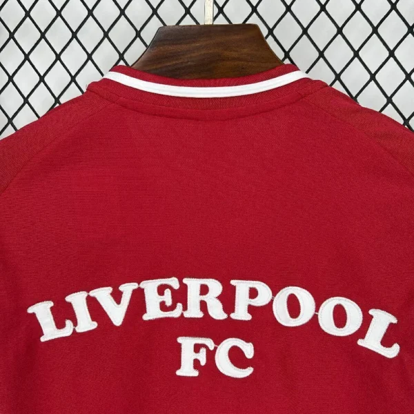 2025080522134265-b4c6159267fbcdd51117545072373797-1024-1024 Camisa Liverpool Baseball US Pack 2025/26 Vermelha Adidas - Imagem 5
