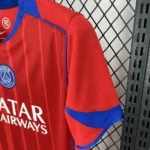Camisa Paris Saint-Germain - PSG Third Versão Torcedor 25/2026 Nike - Edição Total 90 - Vermelha - Imagem 4