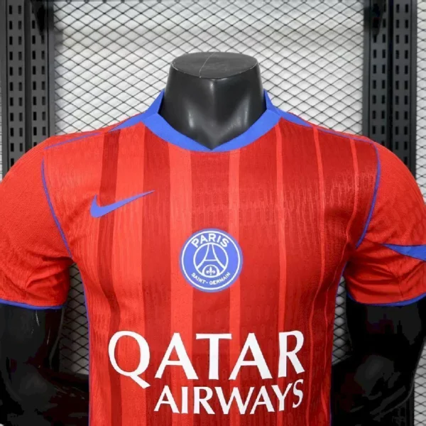 2025081317261143-ccca0b9273a6d55f8f17567581935313-1024-1024 Camisa Paris Saint-Germain - PSG Third Versão Jogador 25/2026 Nike - Edição Total 90 - Vermelha - Imagem 2