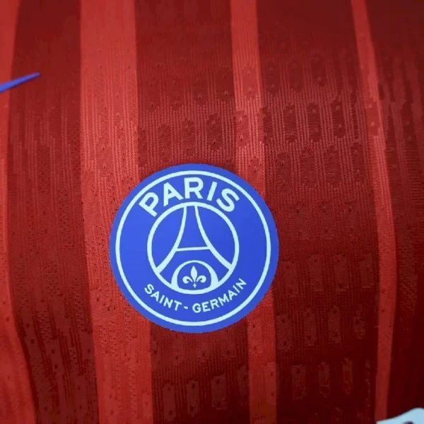 2025081317261393-22dd72ea117202d51b17567581938962-1024-1024 Camisa Paris Saint-Germain - PSG Third Versão Jogador 25/2026 Nike - Edição Total 90 - Vermelha - Imagem 3