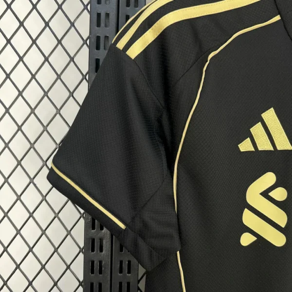 3fac2d61-6563cc809e0fac875a17454212648291-1024-1024 Camisa Liverpool Versão Torcedor 2025/2026 Preta Dourada Adidas - Imagem 3