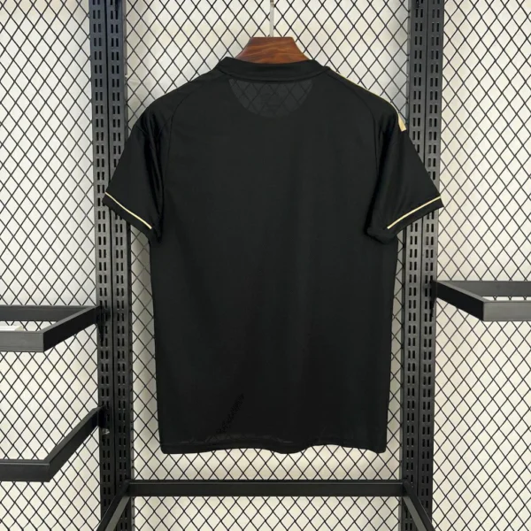 91089393-4d432f5ff021867dfd17454212650423-1024-1024 Camisa Liverpool Versão Torcedor 2025/2026 Preta Dourada Adidas - Imagem 5