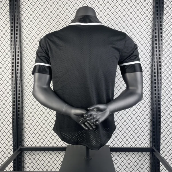 92459bea-4ae09a2f656593af9d16961985631989-1024-1024 Camisa Brooklyn Nets Version Baseball Statement Edition 2025 Jordan - Imagem 2