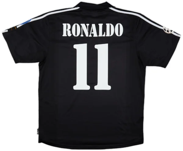 925914ebaa42a8e51f16a385da5c3406a7a31f66a7a9f35fef95b4f9355f6002 Camisa Retrô Real Madrid Away Ronaldo 11 - 2002/2003 Adidas Preta - Imagem 24