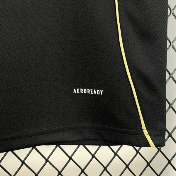 96d8b684-61dd3ac0f293759f7e17454212651540-1024-1024 Camisa Liverpool Versão Torcedor 2025/2026 Preta Dourada Adidas - Imagem 4