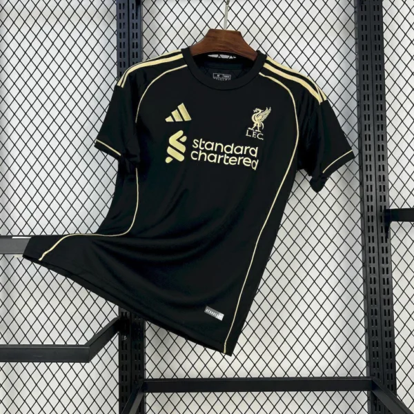 99f8535b-bd818bfe42a098becb17454212649785-1024-1024 Camisa Liverpool Versão Torcedor 2025/2026 Preta Dourada Adidas - Imagem 1