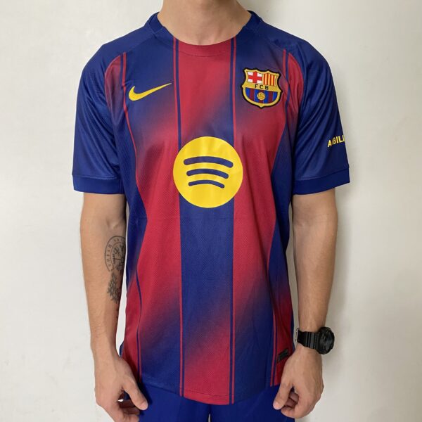 Camisa Barcelona Home Versão Torcedor 2025/2026 - Nike - Azul Grená - Imagem 1