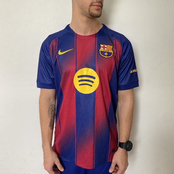 Camisa Barcelona Home Versão Torcedor 2025/2026 - Nike - Azul Grená - Imagem 2