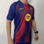 Camisa Barcelona Home Versão Torcedor 2025/2026 - Nike - Azul Grená - Imagem 9