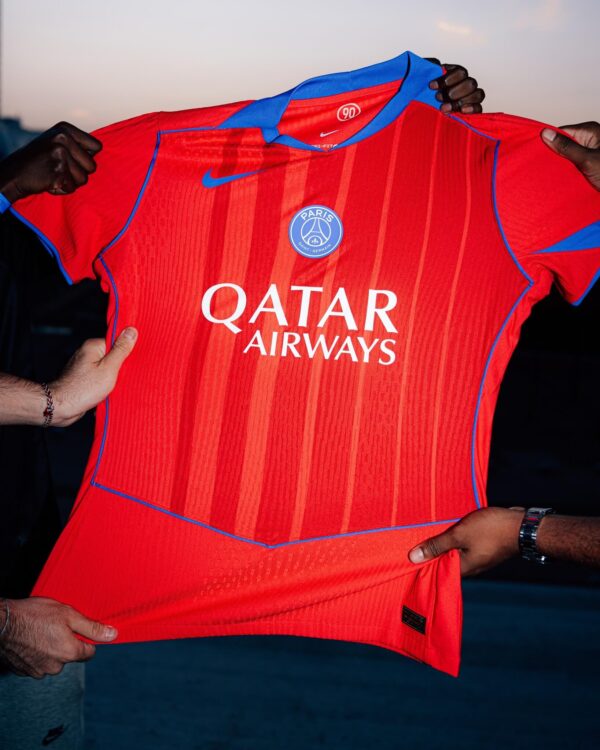 Terceira-camisa-do-PSG-2025-2026-Nike-1 Camisa Paris Saint-Germain - PSG Third Versão Jogador 25/2026 Nike - Edição Total 90 - Vermelha - Imagem 6