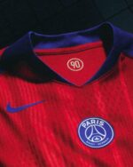 Camisa Paris Saint-Germain - PSG Third Versão Jogador 25/2026 Nike - Edição Total 90 - Vermelha - Imagem 10