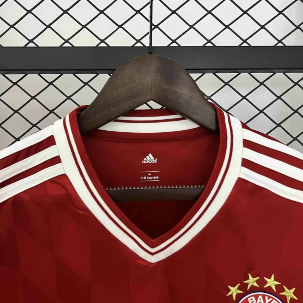 b64b8dfa-0db5efb4cdc979d9d717427699476014-1024-1024 Camisa Retrô Bayern Munique Home Versão Torcedor 2012/13 Adidas - Imagem 4