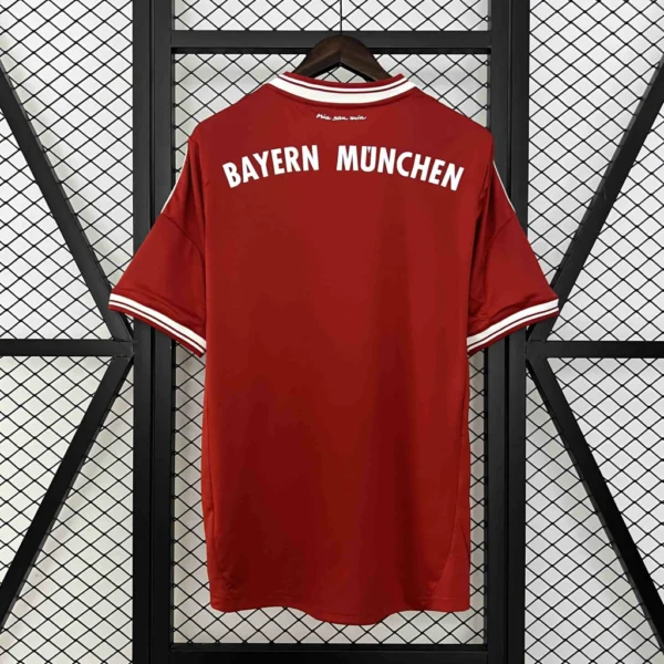 b84cfcd4-5862b7d88ccd1141f117427699475292-1024-1024 Camisa Retrô Bayern Munique Home Versão Torcedor 2012/13 Adidas - Imagem 7