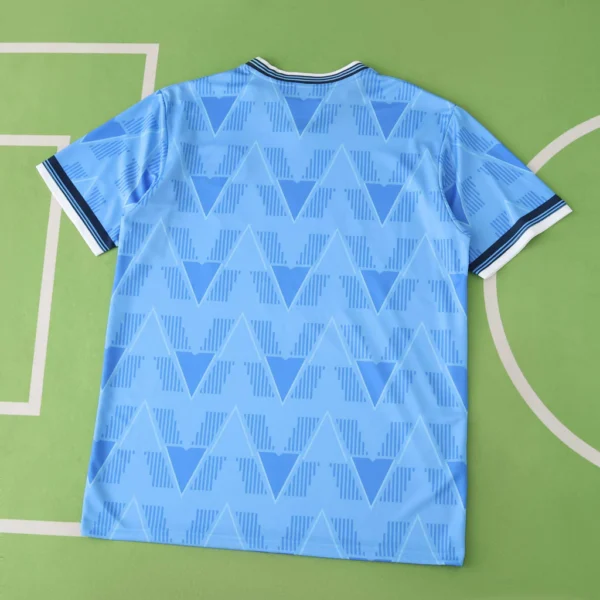c4d4a401-e36dccca1d5b60d4a517550275625989-1024-1024 Camisa Bohemian FC x Oasis Away 2025/2026 Azul - Imagem 5