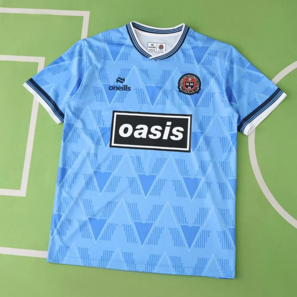 cb7ceeb7-bea02c8b29e5fe174c17550275629334-1024-1024 Camisa Bohemian FC x Oasis Away 2025/2026 Azul - Imagem 1