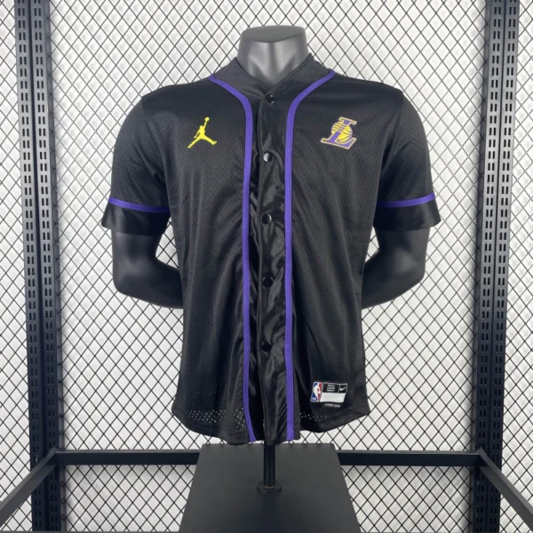 img_0314-7eb6b9cb194ff2cfad17083525338047-1024-1024 Camisa Los Angeles Lakers Version Baseball Statement Edition 2025 Jordan - Imagem 1