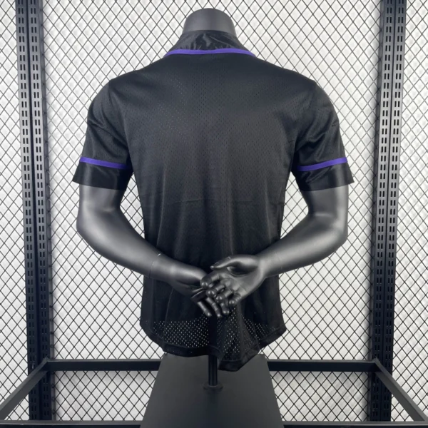 img_0315-c6b451ac97387f84cb17083525342932-1024-1024Camisa Los Angeles Lakers Version Baseball 2025 Jordan Camisa Los Angeles Lakers Version Baseball Statement Edition 2025 Jordan - Imagem 3