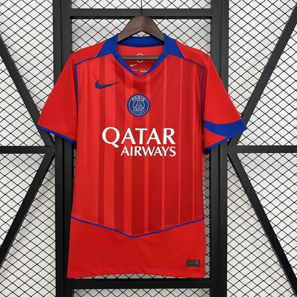 img_3954-399757afdbca31976917559058217722-1024-1024 Camisa Paris Saint-Germain - PSG Third Versão Torcedor 25/2026 Nike - Edição Total 90 - Vermelha - Imagem 1