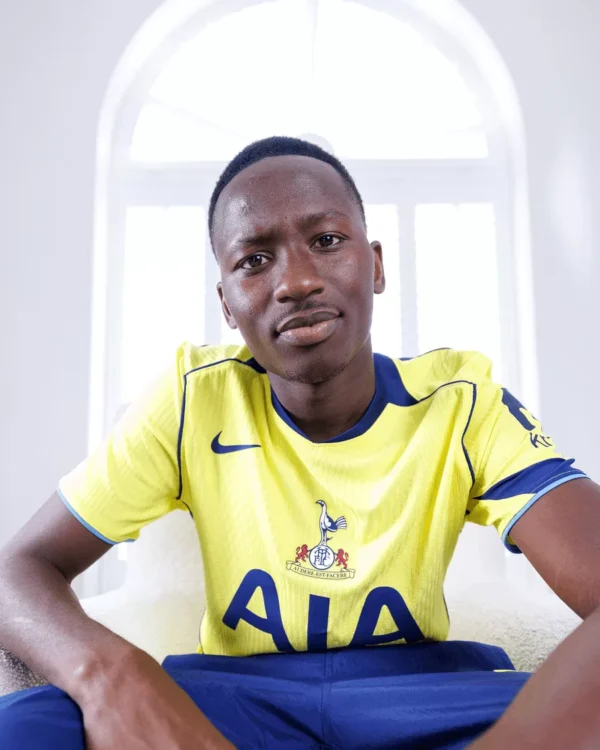 nike-remet-au-gout-du-jour-le-template-total-90-sur-le-maillot-third-de-tottenha Camisa Tottenham Hostpur Third Versão Jogador - Total 90 - 25/2026 Amarela Nike - Imagem 6