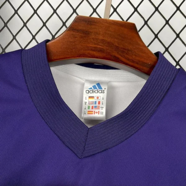 semghbiernsakfnkn Camisa Retrô Real Madrid Third Dupla Face 2002/2003 Adidas Roxa & Branca - Imagem 4