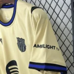Camisa Barcelona Away Versão Torcedor 2025/2026 - Nike Edição Kobe Briant - Bege - Imagem 2