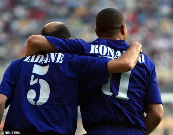 wngoiwig Camisa Retrô Real Madrid Third Dupla Face 2002/2003 Adidas Roxa & Branca - Imagem 10
